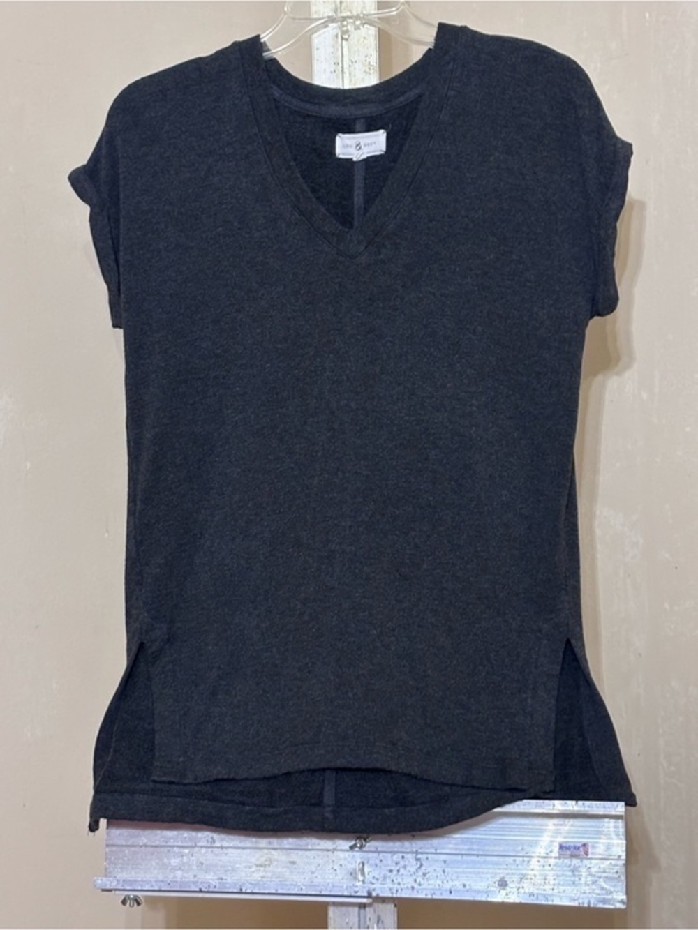 Lou & Grey Signaturesoft Charcoal Gray V-Neck Side-Slit Top Sz Small